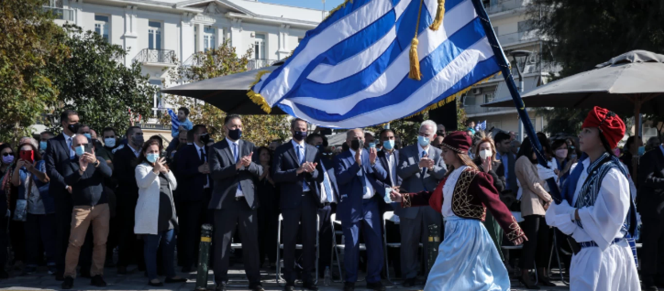 Εμμονικός Κ. Μητσοτάκης: Πήγε στην παρέλαση και μίλησε σε παιδιά 12 ετών για τα εμβόλια!